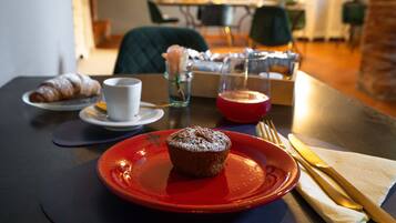 Free daily cooked-to-order breakfast