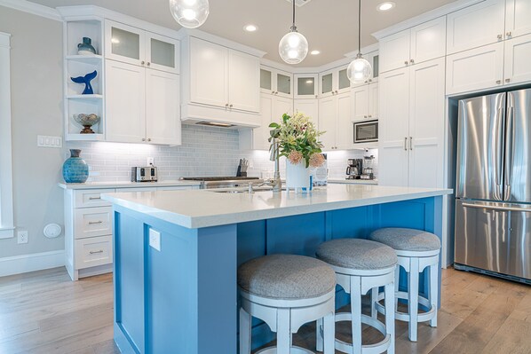 Réfrigérateur, micro-ondes, four, plaque de cuisson