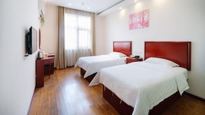 A hotel room with two beds, a desk, a TV, and a window with curtains. - Greentree Inn Zhengzhou Chengnan Road Bojue Hotel (Zhengzhou)
