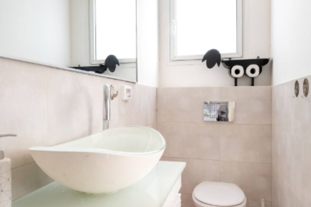 Douche, sèche-cheveux, serviettes fournies, savon