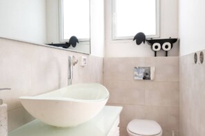 Een douche, een haardroger, handdoeken, zeep