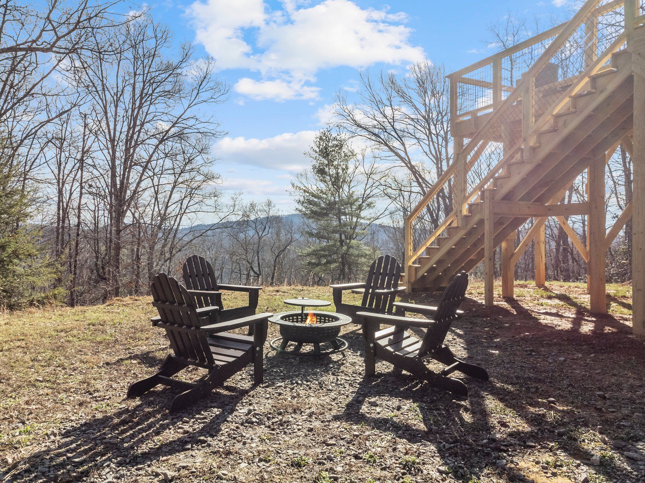 45 mins to AVL - Sleeps 8 - Mountain Views - Deck 