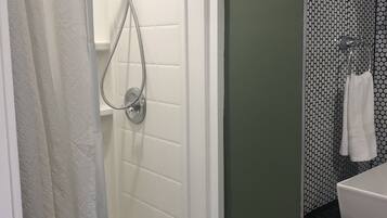 Douche, sèche-cheveux, serviettes fournies, savon