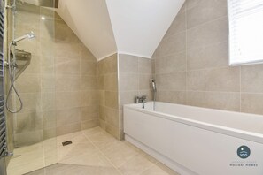 Een douche, een haardroger, handdoeken