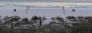 På stranden