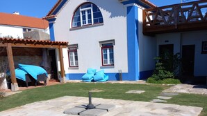 A house with a swimming pool, a patio area, and a covered seating area. - Apartment with sea view - Azenhas do mar (NEW) (Colares)
