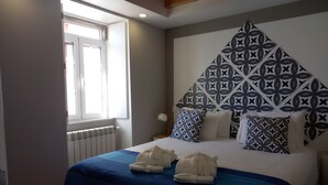 A bedroom with a bed, a window, and a patterned headboard. - Apartment with sea view - Azenhas do mar (NEW) (Colares)