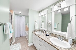 Bañera con ducha, bañera de hidromasaje, secador de pelo, toallas