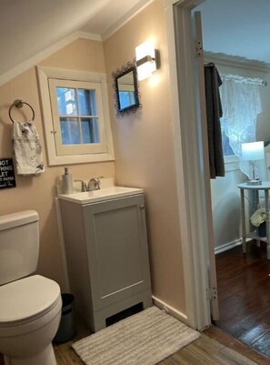 Ducha, secador de pelo, toallas, jabón