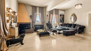 Un salon spacieux avec une cheminée, des meubles modernes et une statue de chien.