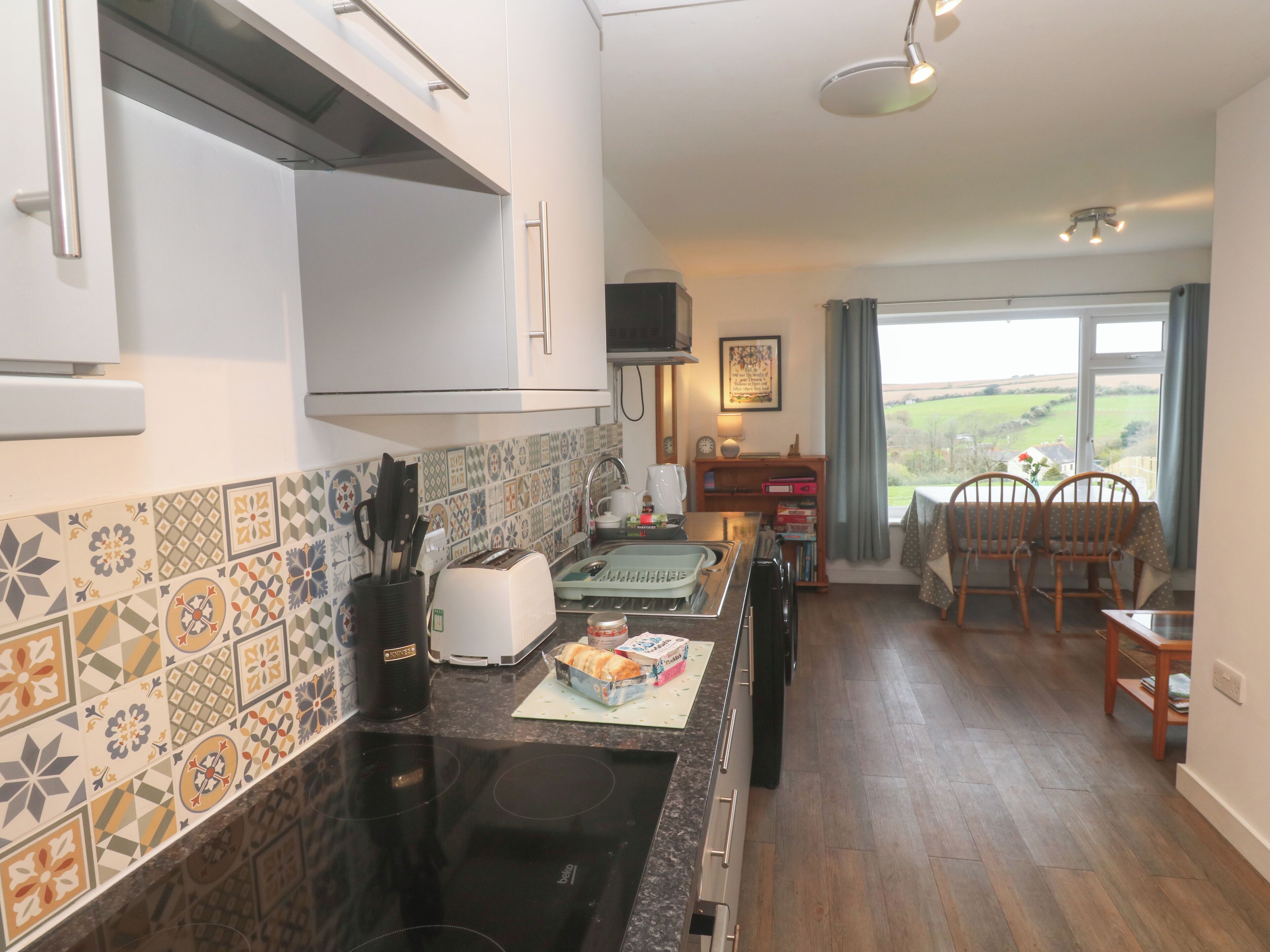 Cottage | Private kitchen | Fridge, electric kettle, toaster, cookware/dishes/utensils
