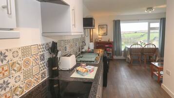 Cottage | Private kitchen | Fridge, electric kettle, toaster, cookware/dishes/utensils