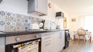 電冰箱、電熱水壺、烤麵包機、鍋具/餐盤/廚房用品