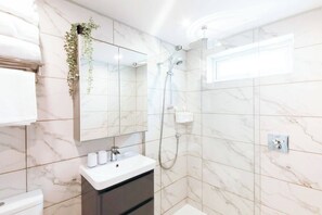 Rainfall showerhead, hair dryer, towels