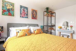 1 habitación, tabla de planchar con plancha y cuna de viaje 