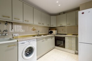 Frigorífico, microondas, horno y placa de cocina