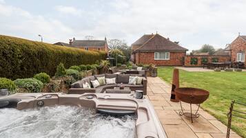 Cottage | Outdoor spa tub