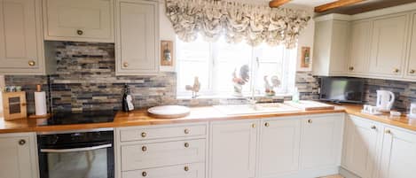 Cottage | Private kitchen | Fridge, electric kettle, toaster, cookware/dishes/utensils
