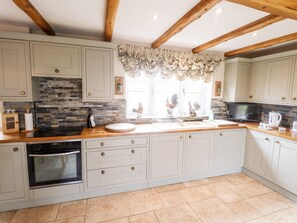 Cottage | Private kitchen | Fridge, electric kettle, toaster, cookware/dishes/utensils - Tawny Owl Cottage (Louth)
