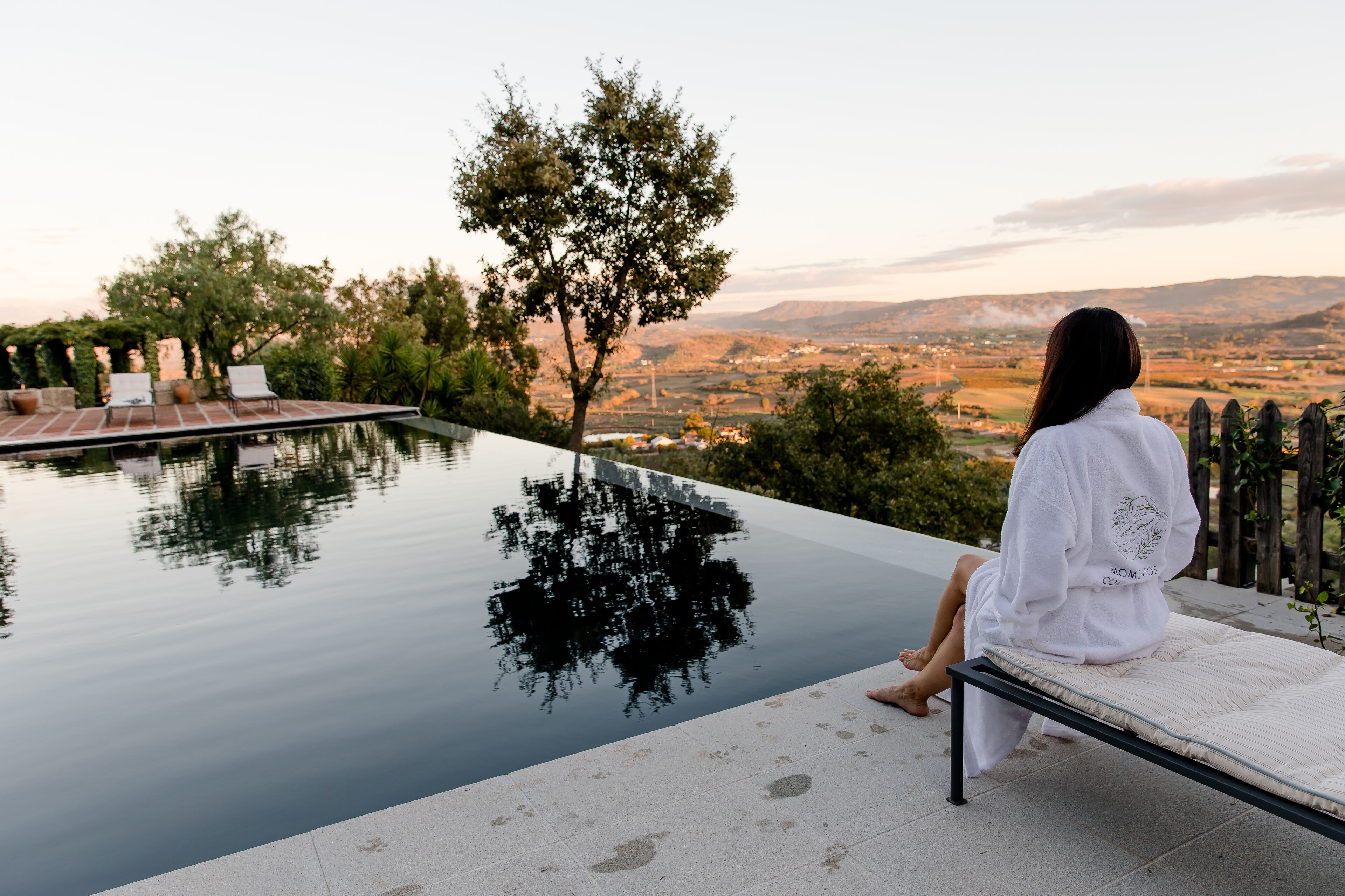 室外游泳池，08:00 至 22:00 开放，池畔遮阳伞，日光浴躺椅