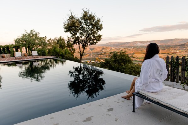 Outdoor pool, open 8:00 AM to 10:00 PM, pool umbrellas, pool loungers - TheVagar  (Belmonte)