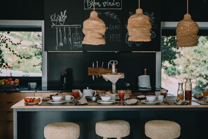Free daily local cuisine breakfast - TheVagar  (Belmonte)