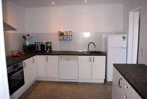Kühlschrank, Mikrowelle, Ofen, Geschirrspüler