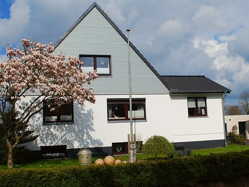 70 qm für bis zu 4 Personen in Dannewerk Schleswig-Holstein. PKW-Stellplatz und Abstellraum für Räder E-Bikes, Waschmaschine, Vollbad mit Badewanne, Kinderhochstuhl und Kinderreisebett stehen zur Verfügung Bettzeug für das Reisebett bitte sel...