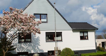 70 qm für bis zu 4 Personen in Dannewerk Schleswig-Holstein. PKW-Stellplatz und Abstellraum für Räder E-Bikes, Waschmaschine, Vollbad mit Badewanne, Kinderhochstuhl und Kinderreisebett stehen zur Verfügung Bettzeug für das Reisebett bitte sel...