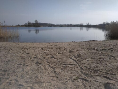 Neu renoviertes, freistehendes Ferienhau in einem ruhig gelegenen Dorf. Ausstattung für unsere Gäste: eigene Terrasse mit Sitzgruppe, hinter dem Ferienhaus ein Baumhaus mit Schaukel/ Nestschaukel/ Rutsche/ Reckstange, PKW-Parkplatz, W-Lan, Bettw...