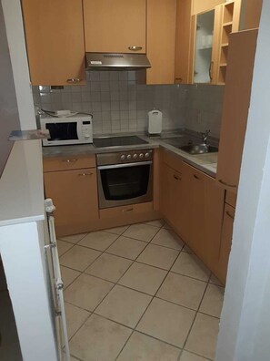 Kühlschrank, Mikrowelle, Ofen, Geschirrspüler