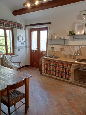 Fridge, oven, stovetop, coffee/tea maker - Small cottage near the Sibillini Mountains (Marche)