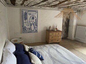 6 bedrooms, bed sheets
