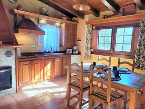 Réfrigérateur, micro-ondes, plaque de cuisson, cafetière/bouilloire