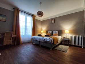 1 chambre, bureau, fer et planche à repasser, lit de bébé portatif