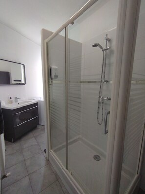 Shower, hair dryer, towels, soap - Chez Michèle (Toul)