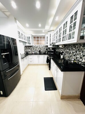 Kjøleskap, mikrobølgeovn, ovn og kokeplater