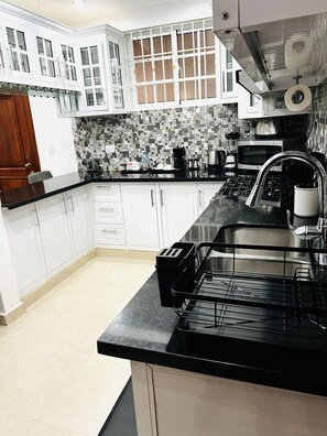 Frigorifero, microonde, forno, piano cottura