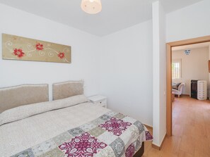 3 bedrooms, iron/ironing board, free WiFi, bed sheets