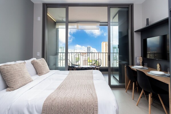 Executive Studio (VT 1703 Studio A 20VCG.2C.W - 517582) | Laptop workspace, free WiFi, bed sheets - 360 VN Turiassu by Housi (São Paulo)