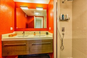 Shower, hair dryer, towels, soap - Puerto Banus 2 bedroom with terrace and pool. (Marbella)