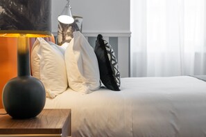 Junior-studiosviitti | Tallelokero huoneessa, työpöytä