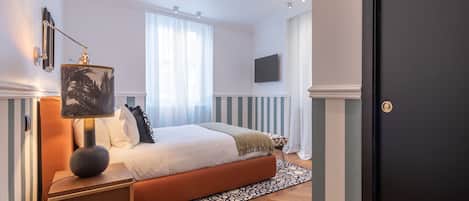 Junior studio suite | Een kluis op de kamer, een bureau, een laptopwerkplek