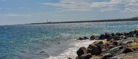 在海滩、沙滩椅