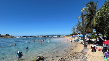 En la playa, camastros y toallas de playa