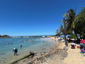 Plage, chaises longues, serviettes de plage