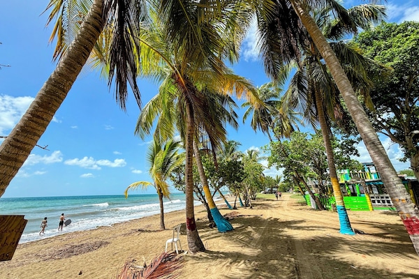 På stranden, liggestole, badehåndklæder