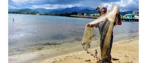 Rannalla, aurinkotuoleja, rantapyyhkeitä