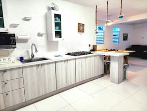 Refrigerador, microondas, placa de cocina, cafetera/tetera