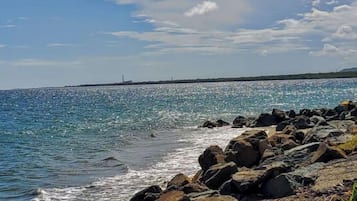 Sulla spiaggia, lettini da mare, teli da spiaggia